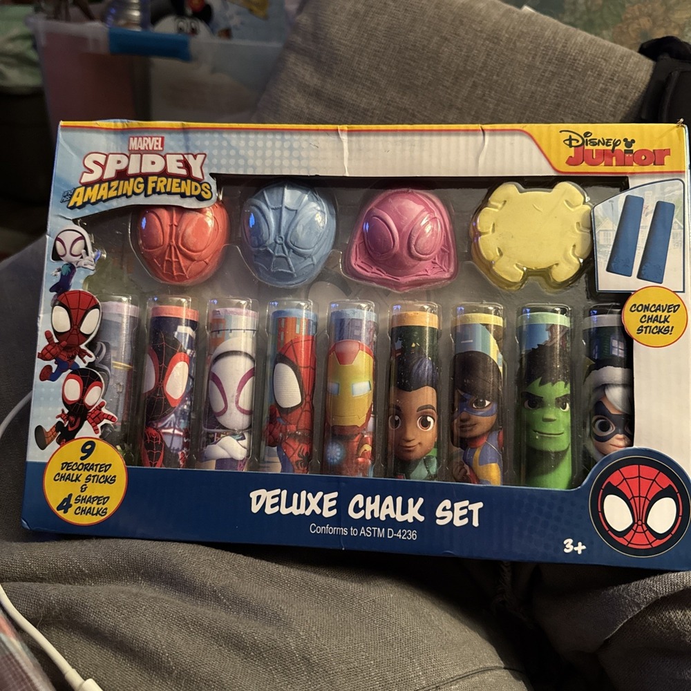 Marvel - Spidey and Amazing Friends Deluxe Jumbo Chalk 9 pc gift set-NEW